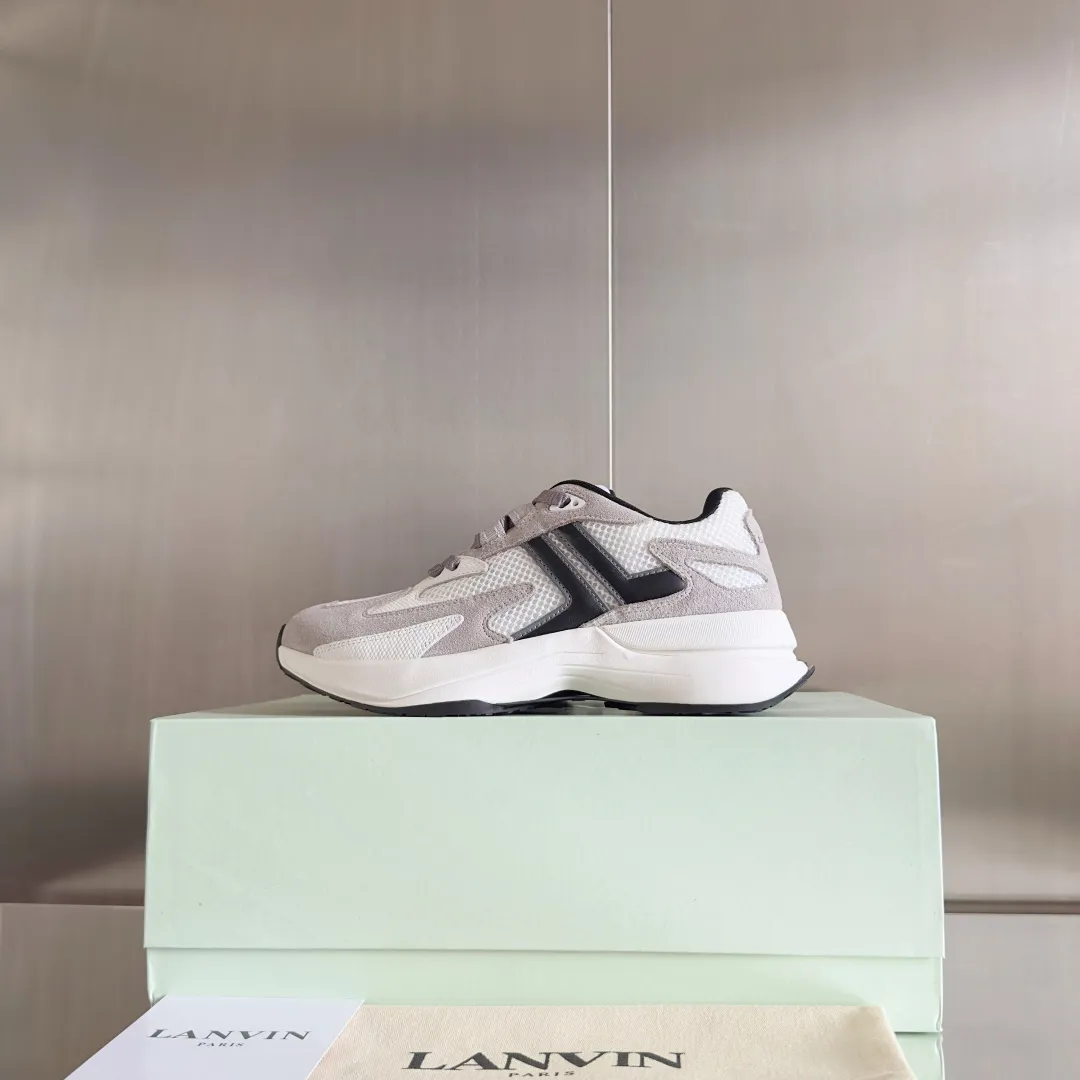 Top version: Couple model 290 Lanvin Lanvin's latest Jla series Couple model Mesh Thick sole Casual sports shoes Running shoes Original purchase, development and production This men's and women's sports shoes are light and comfortable, and the mesh design makes the uppers lighter. They are not afraid of stuffy feet, and the shoes look fashionable when paired with skirts and trousers. The upper is decorated with LANVIN's classic •J logo. The curved lines pay tribute to the circular element of the LANVIN logo, showing the brand's ingenuity. This shoe combines sports, fashion and craftsmanship. The delivery counter has exquisite packaging 🛍📦 ▪️ Fabric: Original customized mesh + cowhide ▪️ Lining: Original imported breathable mesh ▪️ Sole: Exclusive molded foam + TPU material ▪️ Bottom thickness: 4CM ▪️ Size: Women's 35-41 / Men's 39-45